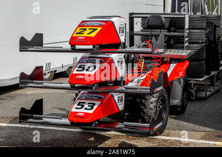 Arden Motorsport Team-Nase Kegel auf einem Rack außerhalb der Koppel Garage an der 2019 BTCC treffen in Snetterton, Norfolk, Großbritannien. Stockfoto