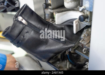 Bildet den vorderen Teil auf einer speziellen Maschine. Schuhproduktion. Stockfoto