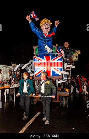 Lewes, Großbritannien. 5. November 2019. Cliffe Bonfire Gesellschaft wählen sie Gegenstand von Boris Johnson und Brexit für Ihre Lagerfeuer Bildnis dieses Jahr, Bonfire Night (Guy Fawkes) feiern. Lewes, Sussex, UK. Credit: Grant Rooney/Alamy leben Nachrichten Stockfoto