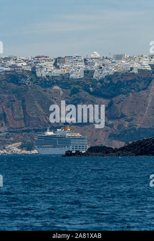 Fira, Griechenland - 16 Juli 2019: ein Costa Kreuzfahrten Kreuzfahrtschiff in den Gewässern vor verankert Fira als ssen aus der Ägäis Stockfoto