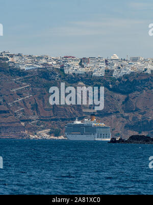 Fira, Griechenland - 16 Juli 2019: ein Costa Kreuzfahrten Kreuzfahrtschiff in den Gewässern vor verankert Fira als ssen aus der Ägäis Stockfoto