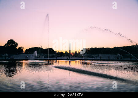 Coucher de soleil depuis le Bassin octogonal du Jardin des Tuileries, Paris, Frankreich Stockfoto