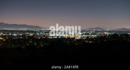 Panoramablick predawn San Fernando Valley Blick von der Santa Susana Mountains in Los Angeles, Kalifornien. Stockfoto