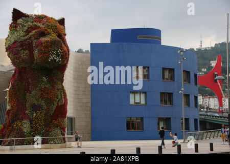 In Bilbao - Spanien - am 30/08/2017 - Welpen von Jeff Koons das riesige Skulptur von Blumen am Eingang des Guggenheim Museum in Bilbao, Spanien, Stockfoto