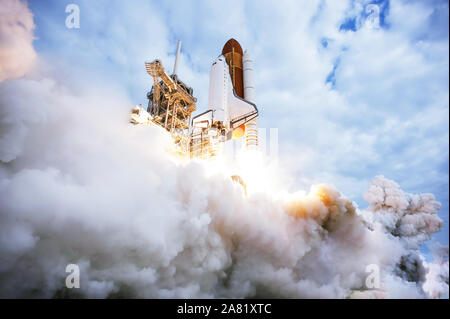 Platz shottle starten gegen Sternenhimmel. Elemente dieses Bild wurde von der NASA eingerichtet. Stockfoto