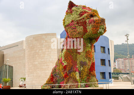 In Bilbao - Spanien - am 30/08/2017 - Welpen von Jeff Koons das riesige Skulptur von Blumen am Eingang des Guggenheim Museum in Bilbao, Spanien, Stockfoto