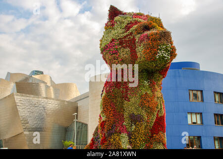 In Bilbao - Spanien - am 30/08/2017 - Welpen von Jeff Koons das riesige Skulptur von Blumen am Eingang des Guggenheim Museum in Bilbao, Spanien, Stockfoto