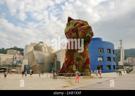 In Bilbao - Spanien - am 30/08/2017 - Welpen von Jeff Koons das riesige Skulptur von Blumen am Eingang des Guggenheim Museum in Bilbao, Spanien, Stockfoto