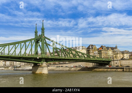 BUDAPEST, Ungarn - März 2019: Die Brücke oder Brücke der Freiheit, wie es auch genannt wird, durchquert die Donau in Budapest. Stockfoto