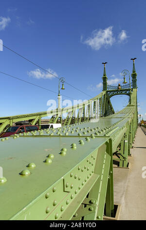 BUDAPEST, Ungarn - März 2019: Die Heavy Iron Struktur des Liberty Bridge oder Brücke der Freiheit, die die Donau in Budapest Kreuze Stockfoto