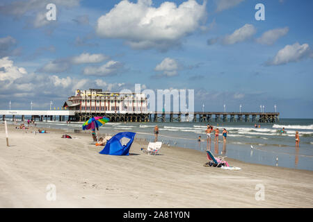 Daytona Beach Main Street Pier mit Joe's Crab Shack Restaurant und Bar Terrasse Daytona Beach, Florida Stockfoto