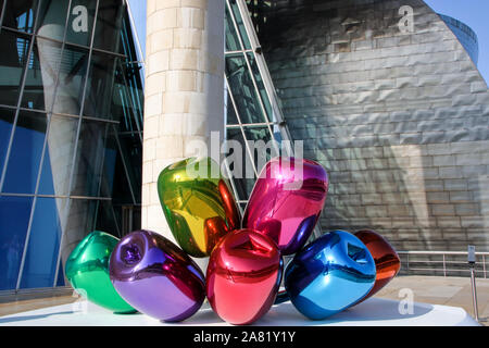 In Bilbao - Spanien - August 2019 - Metall Skulptur Tulpen, durch den Künstler Jeff Koons, außerhalb des Guggenheim Museum Stockfoto