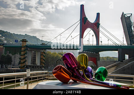 In Bilbao - Spanien - August 2019 - Metall Skulptur Tulpen, durch den Künstler Jeff Koons, außerhalb des Guggenheim Museum Stockfoto