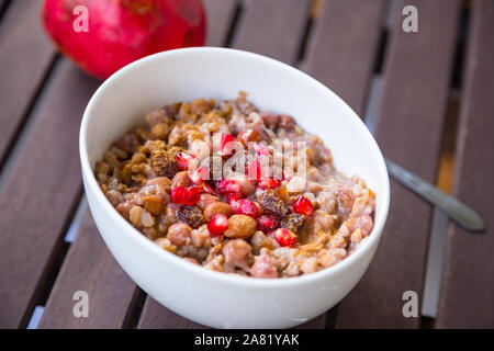 Vegane Version des traditionellen leckeren türkischen Dessert - Ashura (asure) oder Noahs Pudding Stockfoto