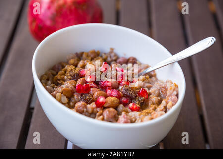 Vegane Version des traditionellen leckeren türkischen Dessert - Ashura (asure) oder Noahs Pudding Stockfoto