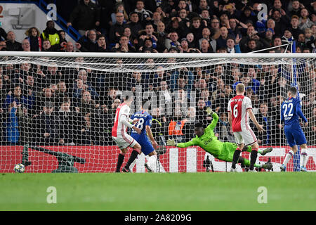 London, Großbritannien. 05 Nov, 2019. LONDON, 05-11-2019 Stadion Stamford Bridge, der Champions League Saison 2019/2020. 4-4 von Chelsea während des Spiels FC Chelsea - Ajax. Credit: Pro Schüsse/Alamy leben Nachrichten Stockfoto