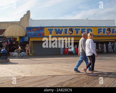 In Seaside Heights, New Jersey, USA Promenade in der frühen Herbst zeigt die Spärlichkeit der Kinderwagen. Stockfoto