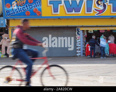 In Seaside Heights, New Jersey, USA Promenade in der frühen Herbst zeigt die Spärlichkeit der Kinderwagen. Stockfoto