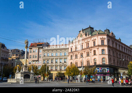 Brünn, TSCHECHISCHE REPUBLIK - 23. OKTOBER 2019: Platz der Freiheit (náměstí Svobody) und Pestsäule im Herzen der Brünner Altstadt Stockfoto