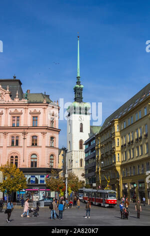 Brünn, TSCHECHISCHE REPUBLIK - 23. OKTOBER 2019: Platz der Freiheit (náměstí Svobody) und Jakub (St. James) Kirche im Herzen der Brünner Altstadt Stockfoto