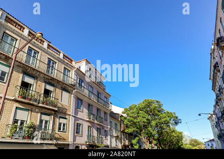 Blick auf Bairro Alto Viertel im historischen Zentrum von Lissabon, traditionellen Fassaden, in den Straßen der Altstadt, Portugal Europa Stockfoto