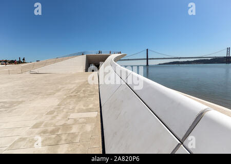 Lissabon, Belem, PORTUGAL - 05 August: Auf dem Dach der Maat-Museum für Kunst, Architektur und Technologie mit Blick auf die Ufer des Flusses Tejo in Belem Bezirk Stockfoto