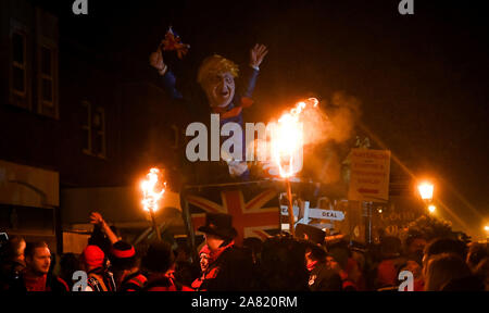 Lewes Großbritannien 5. November 2019 - Ein Portrait von Boris Johnson ist um durch die cliffe Bonfire Gesellschaft gezogen als Tausende nehmen Sie teil und die jährliche Lewes Lagerfeuer feiern die Erinnerung an das Scheitern der Guy Fawkes gunpowder Plot von 1605 ansehen. Lewes Bonfire Night Feiern sind die größten "5. November" Ereignis in der Welt mit den sechs Stadt Lagerfeuer Gesellschaften und über 30 Prozessionen statt, während des Abends: Credit Simon Dack/Alamy leben Nachrichten Stockfoto