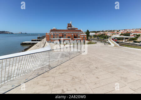 Lissabon, Belem, PORTUGAL - 05 August: Auf dem Dach der Maat-Museum für Kunst, Architektur und Technologie mit Blick auf die Ufer des Flusses Tejo in Belem Bezirk Stockfoto