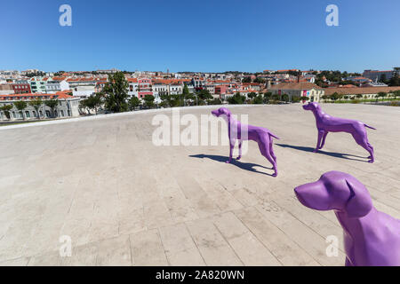 Lissabon, Belem, PORTUGAL - 05 August: Maat-Museum für Kunst, Architektur und Technologie mit Ausstellung auf der Dachterrasse und Blick auf die Stadt und den Fluss Tejo Stockfoto