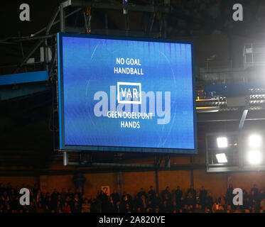 LONDON, VEREINIGTES KÖNIGREICH. 05. NOVEMBER 2019. VAR Entscheidung während der Champions League Gruppe H zwischen Chelsea und Alax an der Stanford Brücke Stadium, London, England am 05. November 2019 Credit: Aktion Foto Sport/Alamy leben Nachrichten Stockfoto