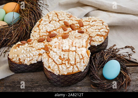 Ostern traditionellen italienischen Kuchen. Colomba in Zucker glasieren und mit Mandeln. Stockfoto