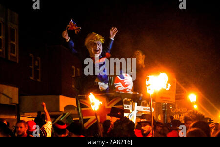 Lewes Großbritannien 5. November 2019 - Ein Portrait von Boris Johnson ist um durch die cliffe Bonfire Gesellschaft gezogen als Tausende nehmen Sie teil und die jährliche Lewes Lagerfeuer feiern die Erinnerung an das Scheitern der Guy Fawkes gunpowder Plot von 1605 ansehen. Lewes Bonfire Night Feiern sind die größten "5. November" Ereignis in der Welt mit den sechs Stadt Lagerfeuer Gesellschaften und über 30 Prozessionen statt, während des Abends: Credit Simon Dack/Alamy leben Nachrichten Stockfoto