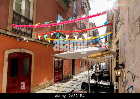 Blick auf Bairro Alto Viertel im historischen Zentrum von Lissabon, traditionellen Fassaden, in den Straßen der Altstadt, Portugal Europa Stockfoto