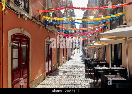 Blick auf Bairro Alto Viertel im historischen Zentrum von Lissabon, traditionellen Fassaden, in den Straßen der Altstadt, Portugal Europa Stockfoto