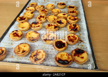 Lissabon Bairro Alto, PORTUGAL - 23 AUG 04: pasteis de Nata, auch als portugiesische Custard tart bekannt, eine Portugiesische ei Torte Gebäck mit Zimt in eine Bäckerei Stockfoto