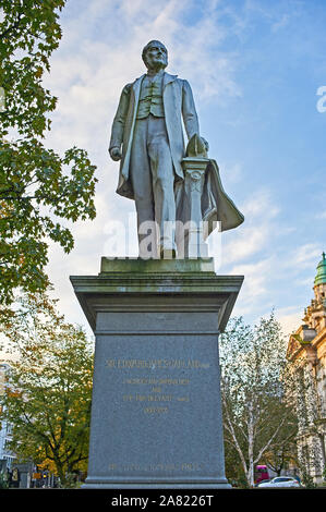 Statue von James Harland, MP für Belfast North, eine Hälfte der berühmten Harland und Woolf werft Inhaber, außerhalb der Stadt Halle im Zentrum von Belfast. Stockfoto