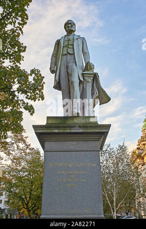 Statue von James Harland, MP für Belfast North, eine Hälfte der berühmten Harland und Woolf werft Inhaber, außerhalb der Stadt Halle im Zentrum von Belfast. Stockfoto