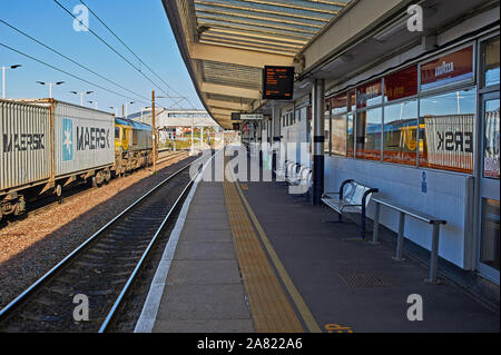 Ein inter-modale Freightliner Zug durch eine Class 66 Lokomotive gezogen wartet an einem roten Signal in Liverpool Station. Stockfoto