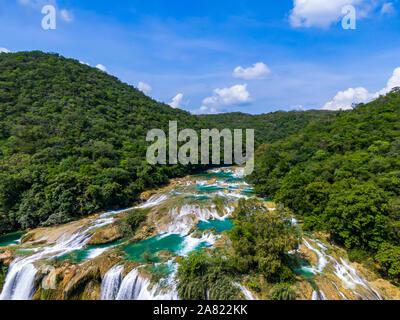 Antenne drone Schuß des Wasser fallen Tamul in San Luis Potosi, Mexiko, Wasser fallen von einer Drohne, grüne Wasser fallen, schönen Wasserfall, Tamul Wasser fallen. Stockfoto