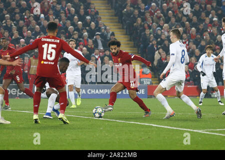 Liverpool, Großbritannien. 05 Nov, 2019. Mohamed Salah von Liverpool (c) sieht die Kugel zu Alex Oxlade-Chamberlain von Liverpool (15). UEFA Champions League Gruppe E übereinstimmen, Liverpool v KRC Genk bei Anfield Stadion in Liverpool am Dienstag, den 5. November 2019. Dieses Bild dürfen nur für redaktionelle Zwecke verwendet werden. Nur die redaktionelle Nutzung, eine Lizenz für die gewerbliche Nutzung erforderlich. Keine Verwendung in Wetten, Spiele oder einer einzelnen Verein/Liga/player Publikationen. pic von Chris Stading/Andrew Orchard sport Fotografie/Alamy Live news Credit: Andrew Orchard sport Fotografie/Alamy leben Nachrichten Stockfoto