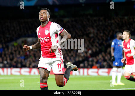 London, Großbritannien. 05 Nov, 2019. Ziel - Quincy Promes von Ajax Amsterdam Kerben zu machen es 1-2 während der UEFA Champions League Spiel zwischen Chelsea und Ajax an der Stamford Bridge, London, England am 5. November 2019. Foto von Carlton Myrie/PRiME Media Bilder. Credit: PRiME Media Images/Alamy leben Nachrichten Stockfoto