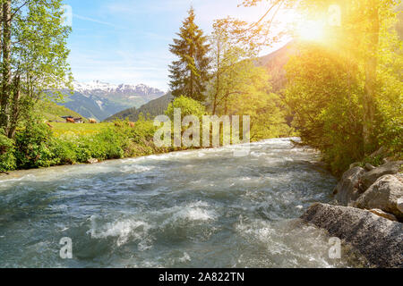 Zu Tuxertal mit Tux Fluss und Zillertaler Alpen in der Nähe von Dorf Juns und Hintertuxer Gletscher im Sommer, Tirol Österreich Europa Stockfoto