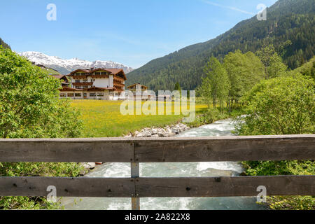 Zu Tuxertal mit Tux Fluss und Zillertaler Alpen in der Nähe von Dorf Juns und Hintertuxer Gletscher im Sommer, Tirol Österreich Europa Stockfoto