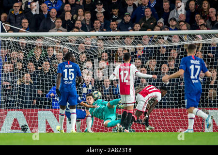 London, Großbritannien. 05 Nov, 2019. Quincy Promes von Ajax Kerben sein Ziel während der UEFA Champions League Spiel zwischen Chelsea und Ajax an der Stamford Bridge, London, England. Foto von salvio Calabrese. Nur die redaktionelle Nutzung, eine Lizenz für die gewerbliche Nutzung erforderlich. Keine Verwendung in Wetten, Spiele oder einer einzelnen Verein/Liga/player Publikationen. Credit: UK Sport Pics Ltd/Alamy leben Nachrichten Stockfoto