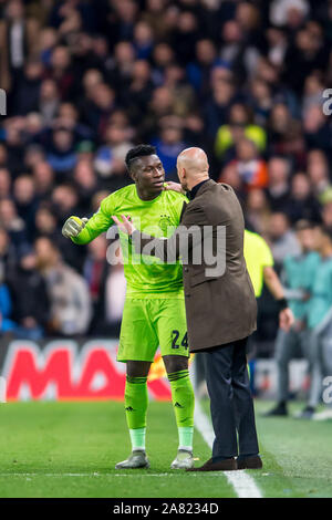 London, Großbritannien. 05 Nov, 2019. André Onana von Ajax erhält Anweisung von Erik 10 Hag Manager von Ajax während der UEFA Champions League Spiel zwischen Chelsea und Ajax an der Stamford Bridge, London, England. Foto von salvio Calabrese. Nur die redaktionelle Nutzung, eine Lizenz für die gewerbliche Nutzung erforderlich. Keine Verwendung in Wetten, Spiele oder einer einzelnen Verein/Liga/player Publikationen. Credit: UK Sport Pics Ltd/Alamy leben Nachrichten Stockfoto