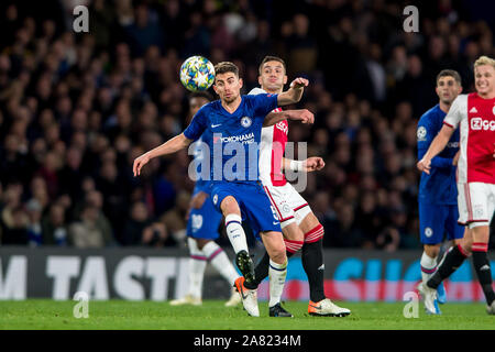 London, Großbritannien. 05 Nov, 2019. Jorginho von Chelseaduring das UEFA Champions League Spiel zwischen Chelsea und Ajax an der Stamford Bridge, London, England. Foto von salvio Calabrese. Nur die redaktionelle Nutzung, eine Lizenz für die gewerbliche Nutzung erforderlich. Keine Verwendung in Wetten, Spiele oder einer einzelnen Verein/Liga/player Publikationen. Credit: UK Sport Pics Ltd/Alamy leben Nachrichten Stockfoto