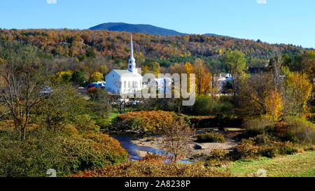 Weite Einstellung auf eine Kirche in Stowe mit einem Hügel im Herbst Laub abgedeckt Stockfoto