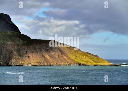 Borgarfjordur Eystri, Island. Ein Abschnitt von Rocky und entfernten Küste im Osten von Island entlang einer Fjord aus der Norwegischen See. Stockfoto