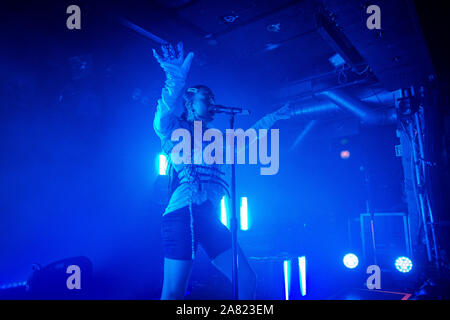 Oslo, Norwegen. 05 Nov, 2019. Der englische Sänger und Songwriter Wolfram Andes XCX führt ein Live Konzert von John Dee in Oslo. (Foto: Gonzales Foto/Tord Litleskare/Alamy Live News). Stockfoto