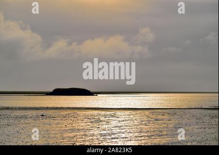 Höfn, Island. Kurz Die Sonne bricht durch die Sturm-gerittenen Wolken ein Leuchten auf dem Wasser bieten nur außerhalb der Hafen von Höfn. Stockfoto